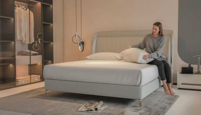 Cama de luxo moderna com cabeceira dourada elegante em cinza
