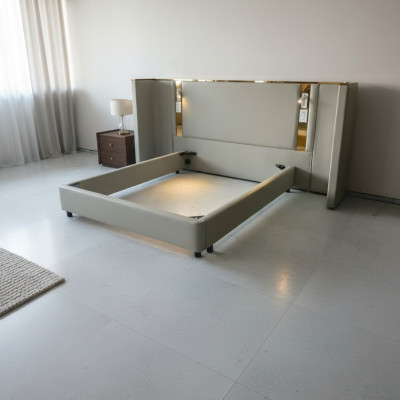 Cama de design luxuosa bege com iluminação LED, estrutura dourada e cabeceira moderna