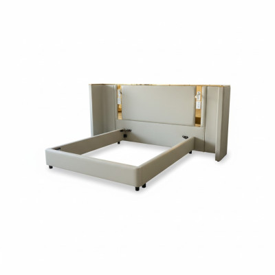Cama de design luxuosa bege com iluminação LED, estrutura dourada e cabeceira moderna