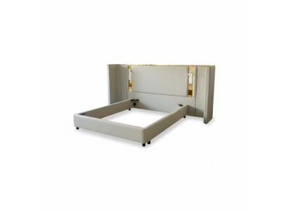 Cama de design luxuosa bege com iluminação LED, estrutura dourada e cabeceira moderna