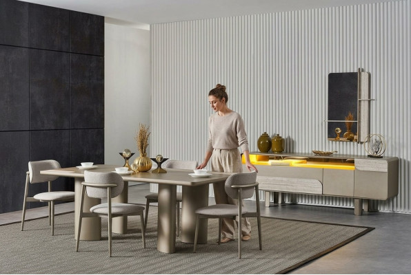 Conjunto de mesa de jantar de madeira bege elegante com cadeiras e console