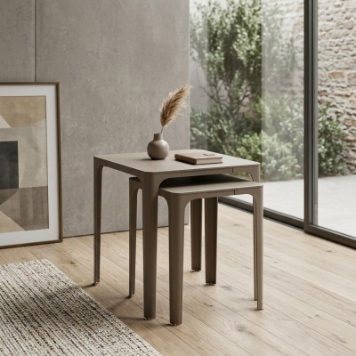 Mesa de madeira moderna e elegante em bege