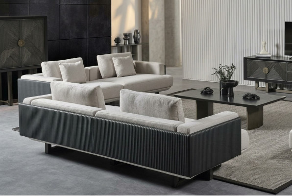 Conjunto de móveis de tecido marrom com mesa e bancos