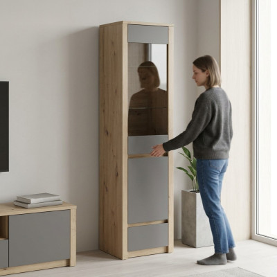 Armário vitrine de vidro com portas de vidro, prateleiras de vidro e uma gaveta