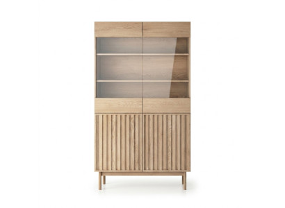 Vitrine de madeira com portas de vidro
