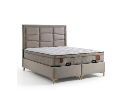 Cama bege com colchão de tecido e madeira