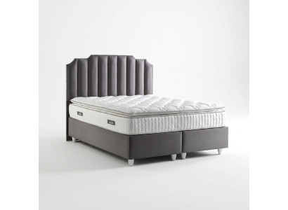 Cama elegante de tecido e madeira com colchão