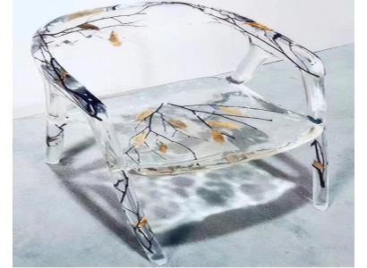 Stuhl Epoxidharz Design mit Naturelementen.